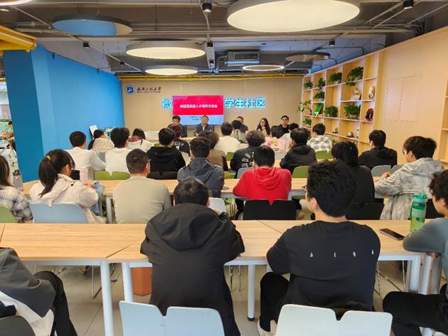 餐厅里的人们中度可信度描述已自动生成